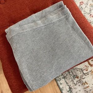 Used few times, no signs of wear. Didnt come with a laundry bag.